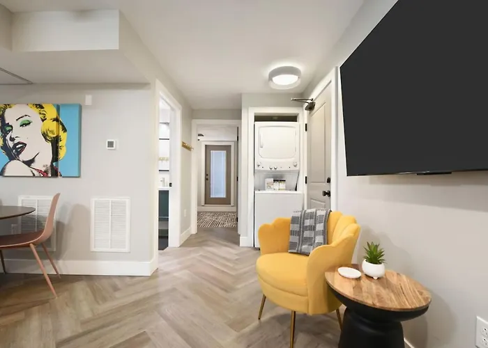 Holiday home Hostwise - King Bed - Free Street Parking - Walkable Location