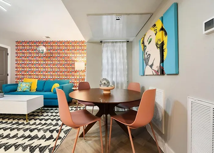 Hostwise - King Bed - Free Street Parking - Walkable Location