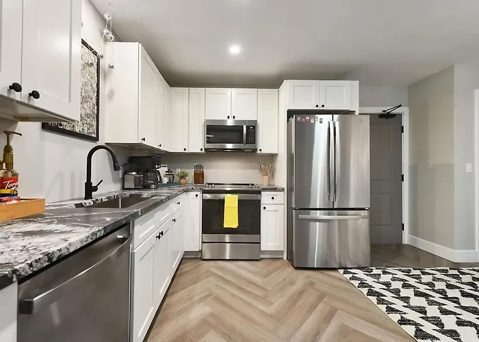 Holiday home Hostwise - King Bed - Free Street Parking - Walkable Location