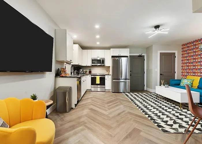 Hostwise - King Bed - Free Street Parking - Walkable Location Holiday home Pittsburgh