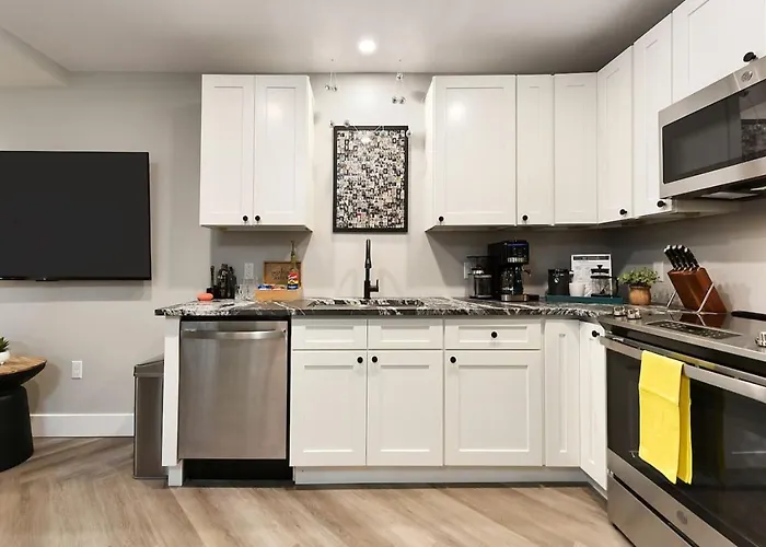 Hostwise - King Bed - Free Street Parking - Walkable Location * Pittsburgh