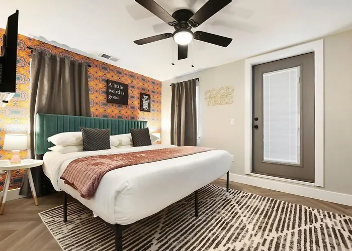 Hostwise - King Bed - Free Street Parking - Walkable Location