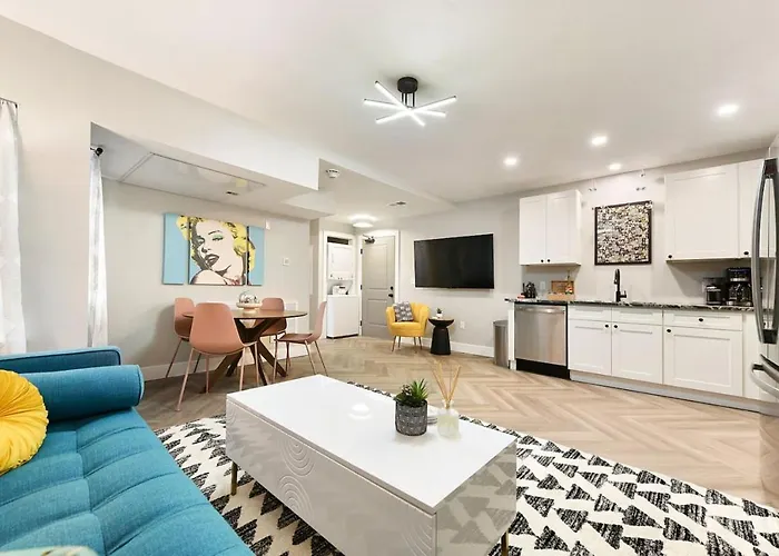 Holiday home Hostwise - King Bed - Free Street Parking - Walkable Location