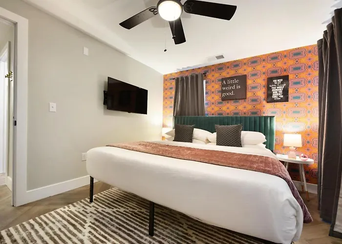 Hostwise - King Bed - Free Street Parking - Walkable Location Holiday home Pittsburgh