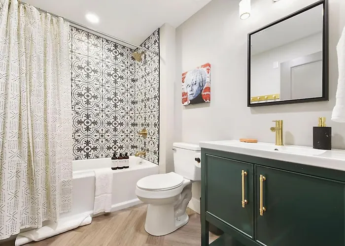 Holiday home Hostwise - King Bed - Free Street Parking - Walkable Location